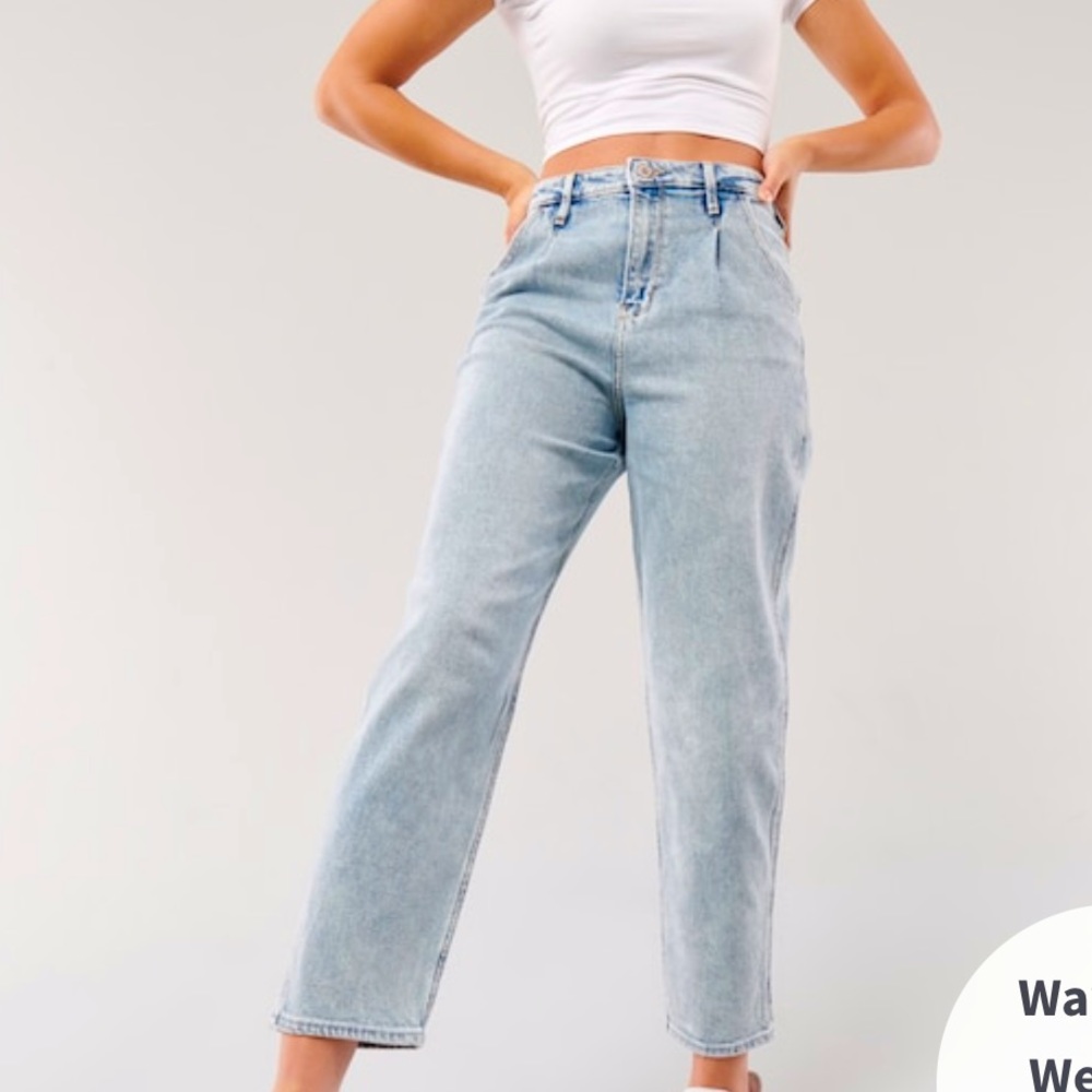Hollister Ultra High Rise ‘80s Mom Jean